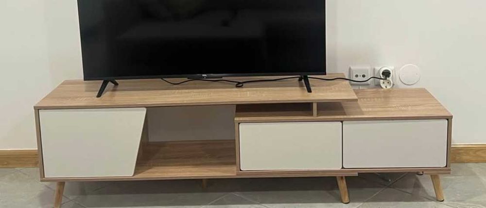Movel televisão castanho e branco