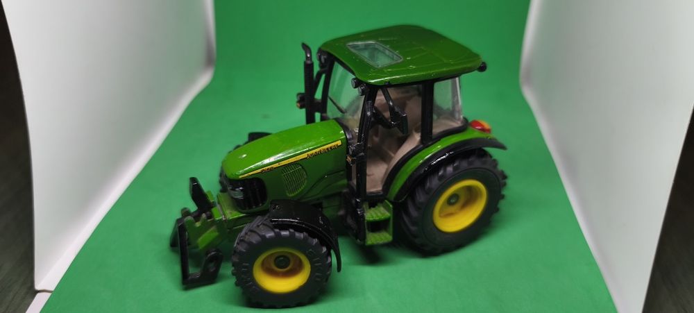 Siku traktor John Deere 1 32