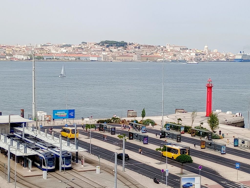 T3 a Estrear vista de Rio Tejo em Cacilhas