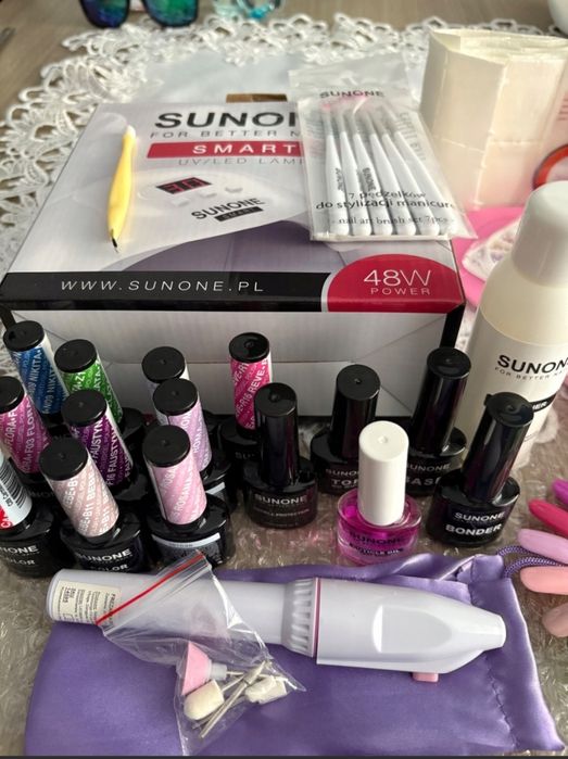 Zestaw z lampą i lakierami do robienia paznokci hybrydowych manicure