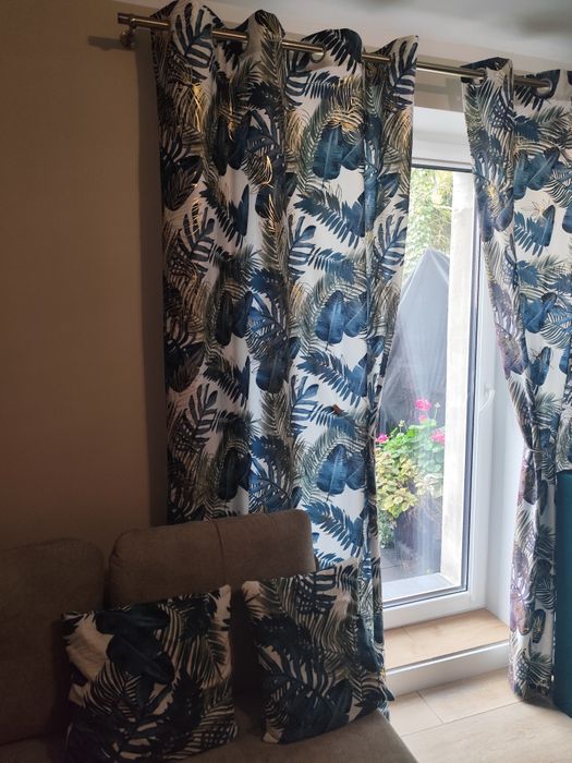 Sprzedam  dwie zasłony z poduszkami