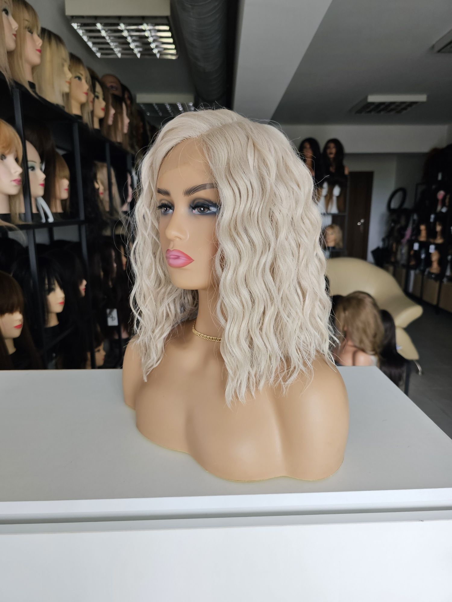 Peruka lace front fala perłowy chłodny blond Iza naturalna fryzura