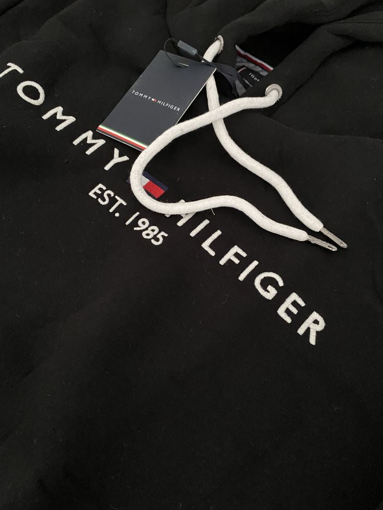 Czarna ocieplana bluza Tommy Hilfiger EST. Rozmiar M. Logo haftowane