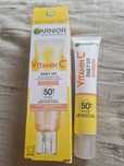 Fluid rozświetlający do twarzy SPF50+ Garnier Skin Naturals Vitamin C