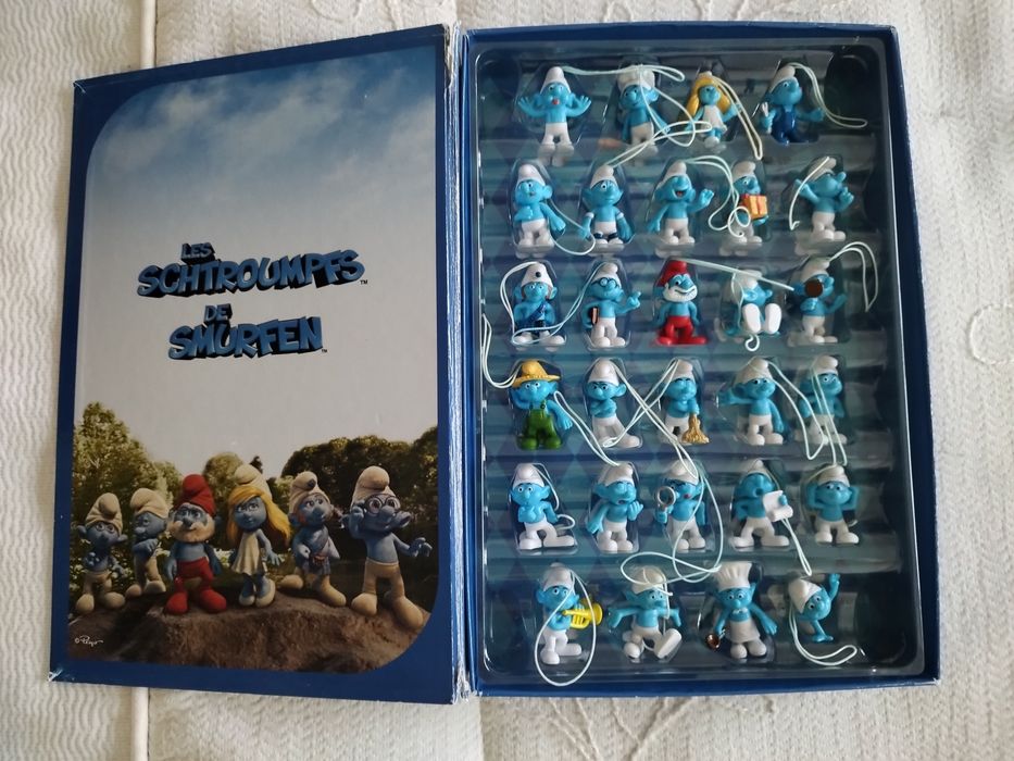 Lote de 28 figuras de smurfs.