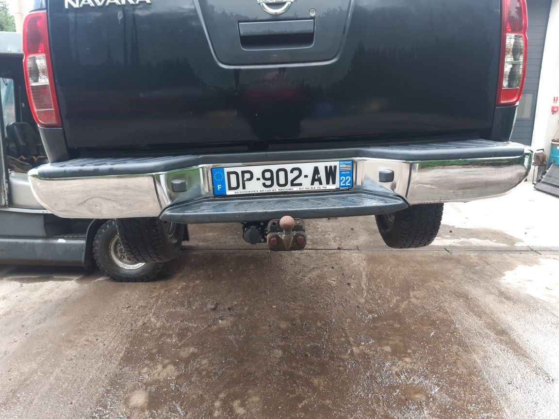 Zderzak tył navara d40