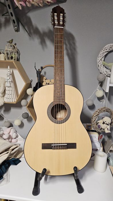 Акустична гітара з підставкою