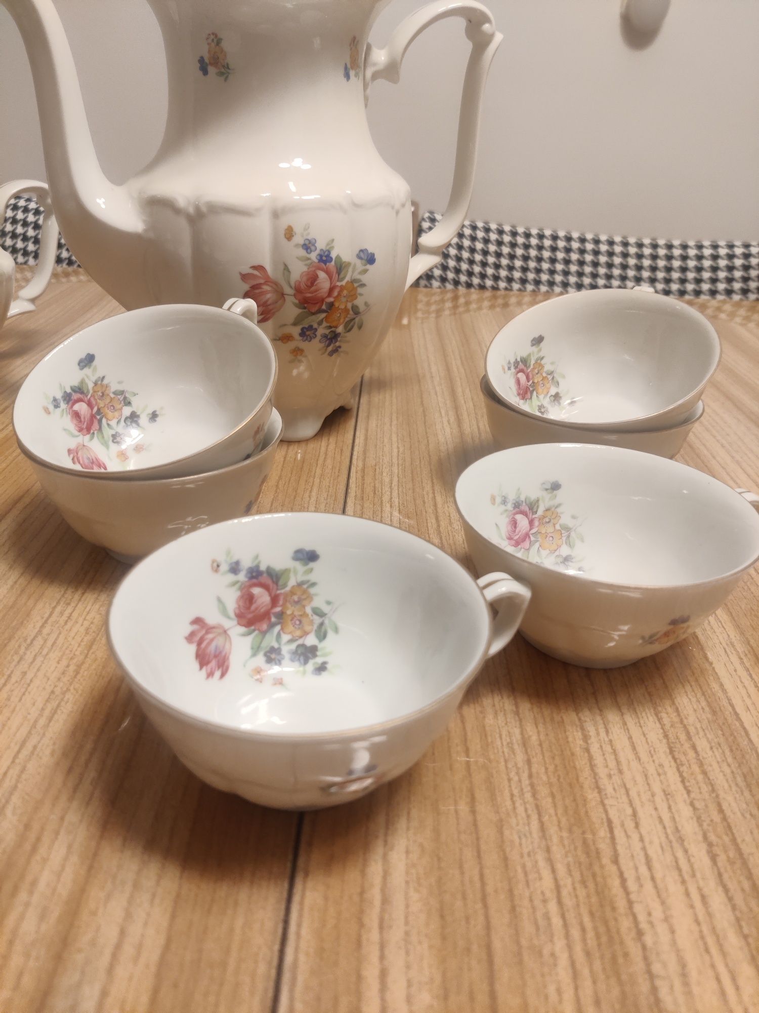 Porcelana zestaw 6 filiżanek, cukiernicza i dzbanki