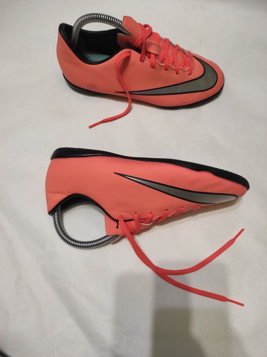 Футзалки Nike mercurial original
 37р. 23.5см 
 відмінний стан без най