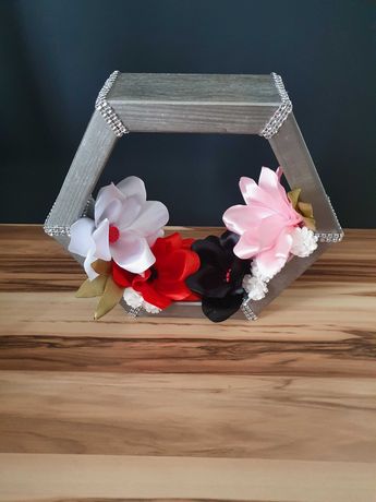 Półka drewniana z kwiatami, heksagon