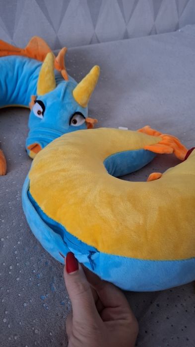 Подушка для шиї в машину