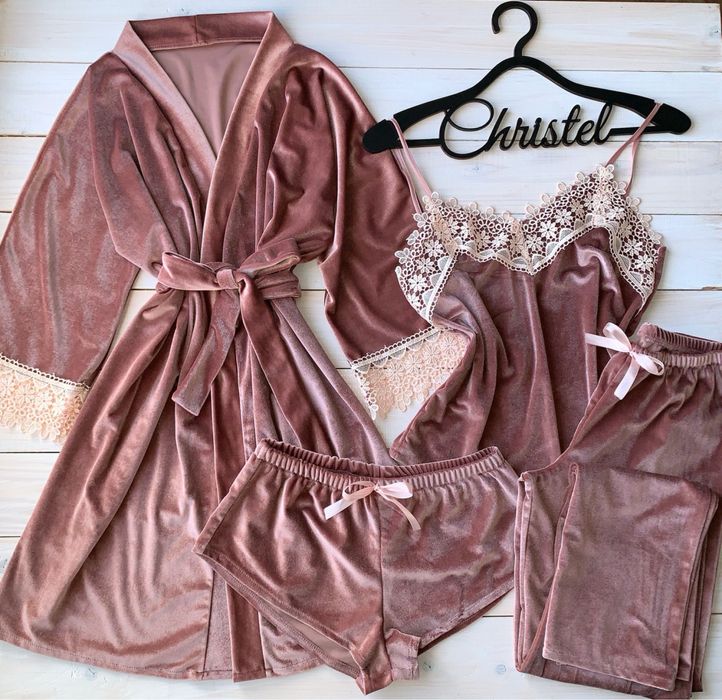 Пеньюар шелковый с кружевом