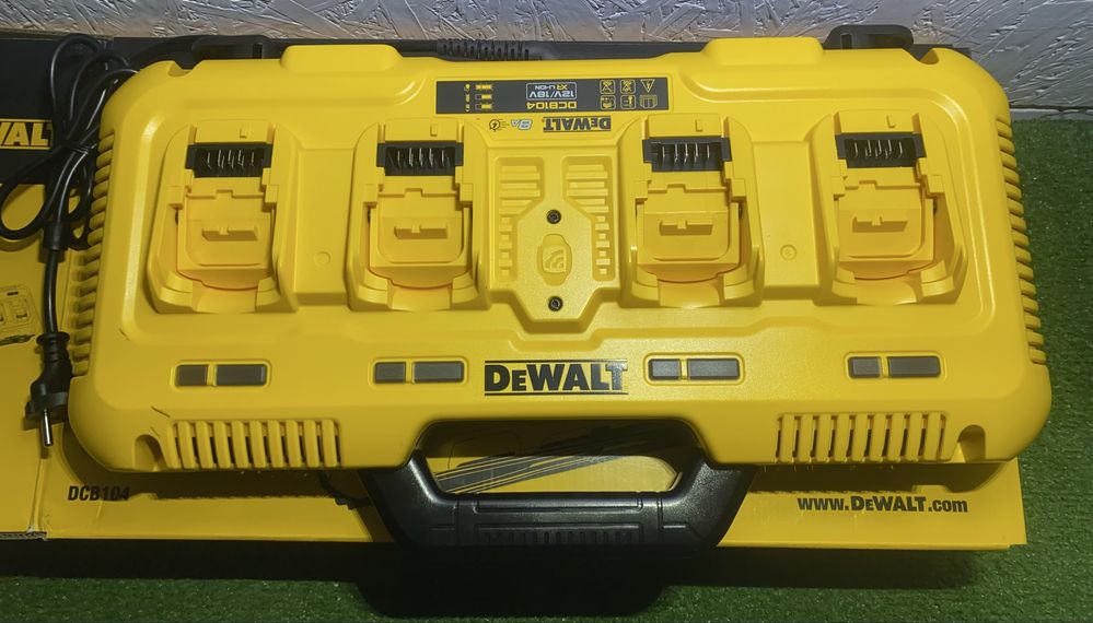 Зарядний пристрій на 4 порти DeWALT DCB104 нові девальт