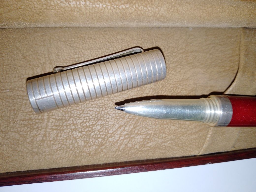 Серебряная лимитированная  шариковая ручка montegrapo