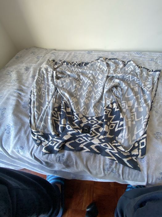 Camisa geometrica azul e bege
