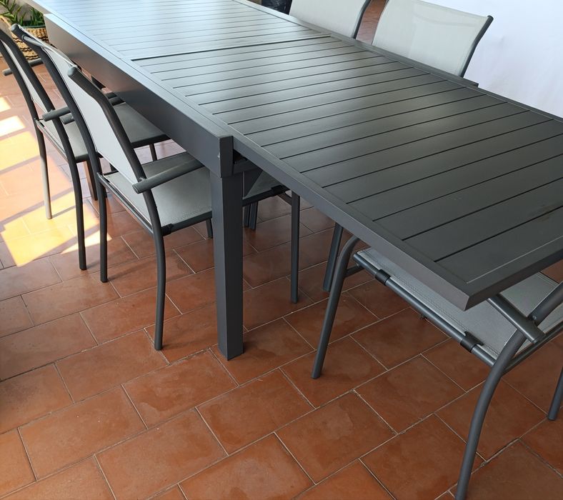 Mesa de exterior com 6 cadeiras