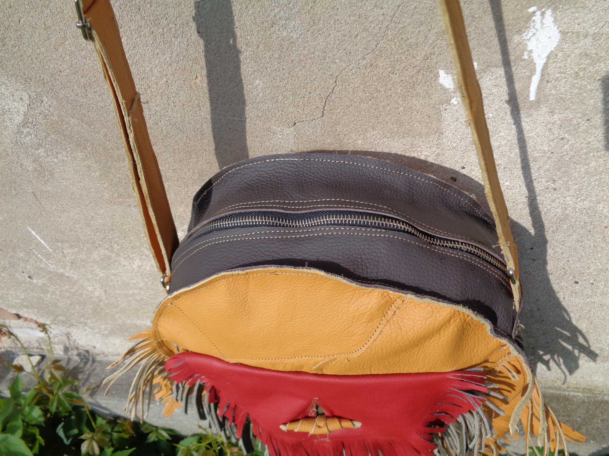 Artystyczna skórzana okrągła torebka z frędzlami. Handmade