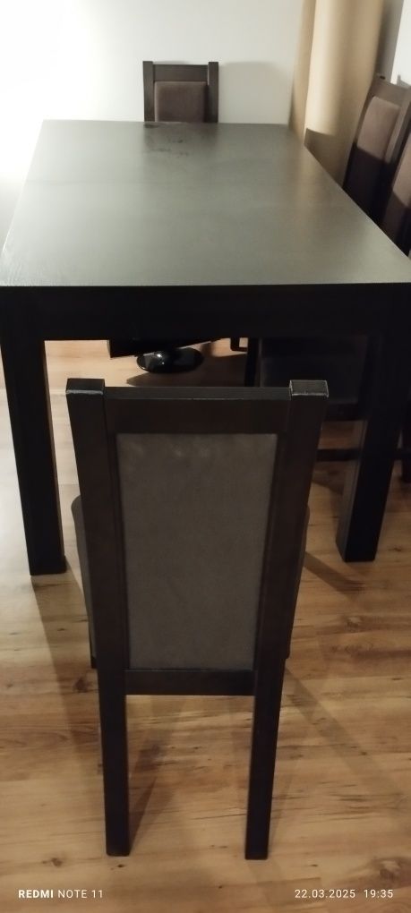 Stół plus krzesła