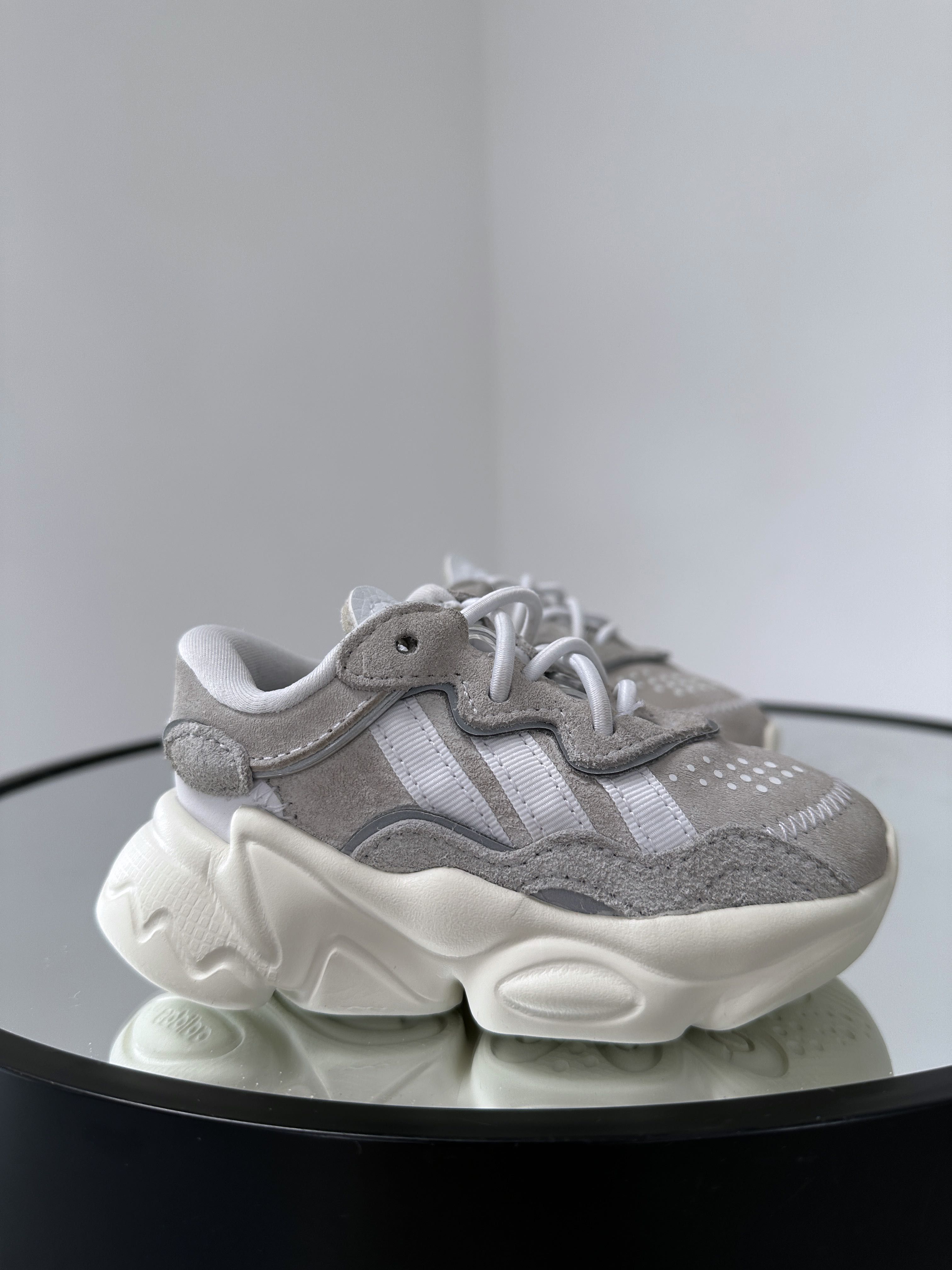 Крутые популярные кроссовки на резинках Adidas Ozweego