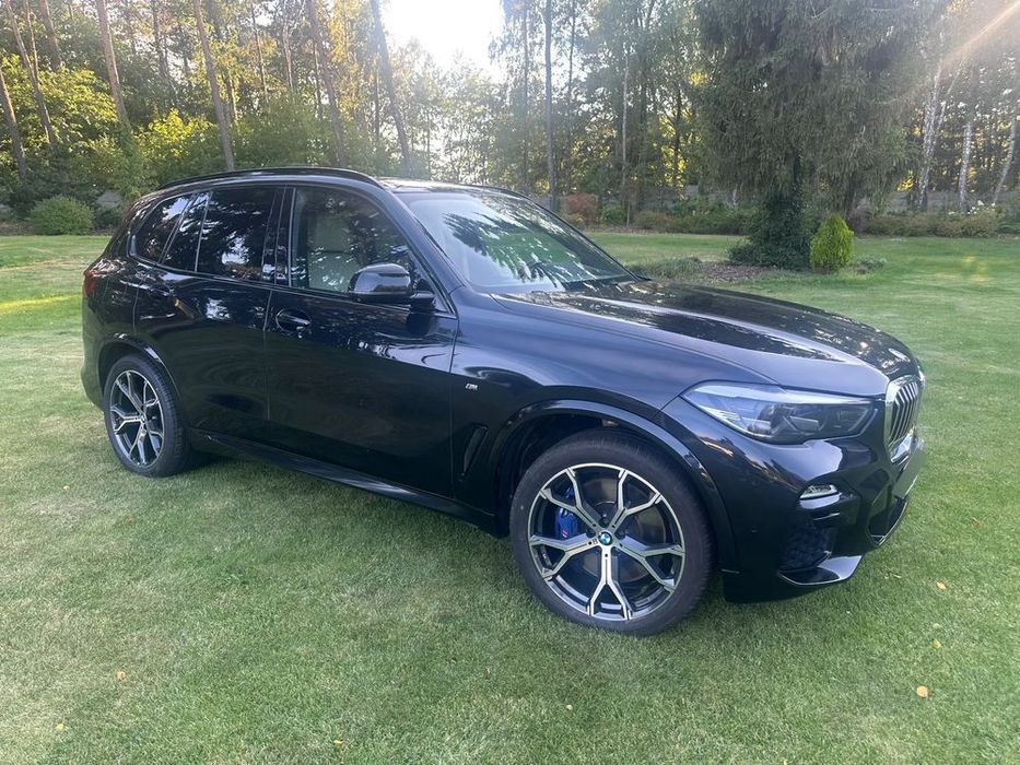 BMW X5 Fajne, czarne BMW X5 z jasnym środkiem