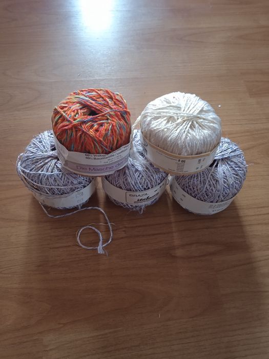 Нитки для в'язання гачком.