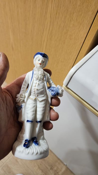 Imagens em porcelana com trajes do sec.XVIII.