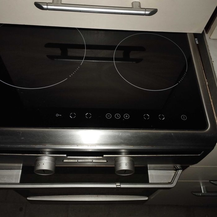 Zestaw mebli kuchennych zlew, bateria, zmywarka,  kuchenka elektryczną