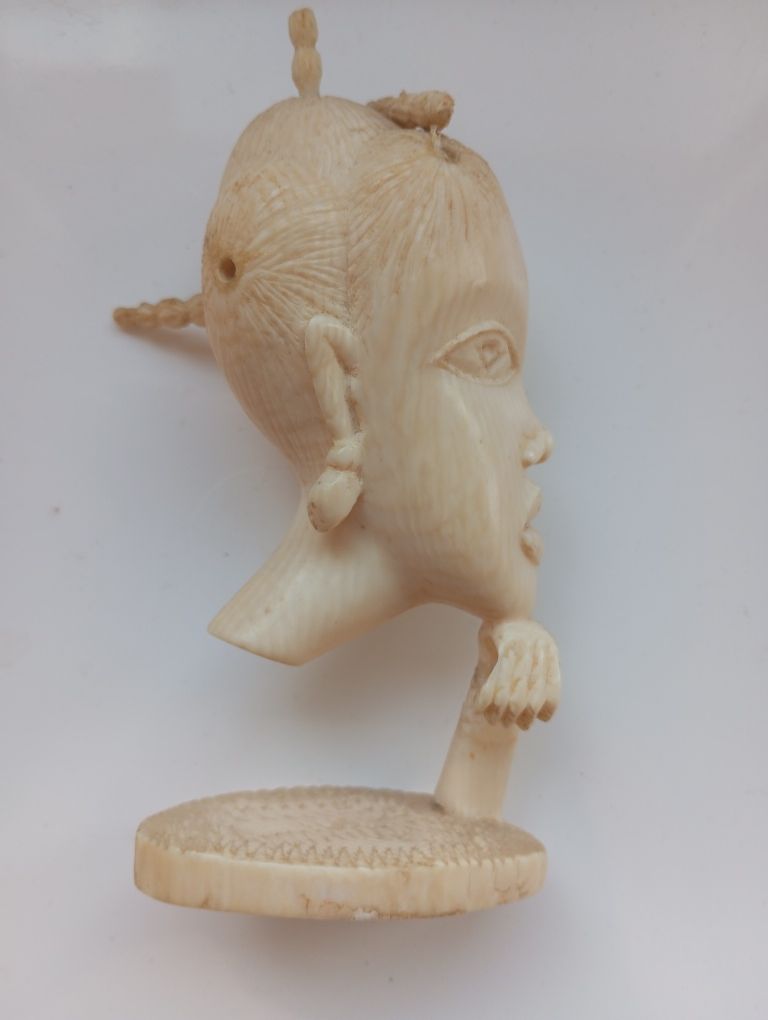 Cabeça de mulher em marfi