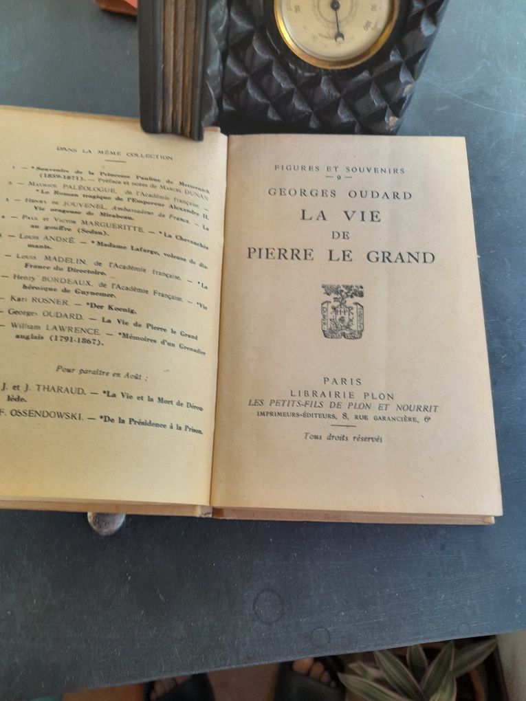 Liv."La vie de Pierre le Grand" De 1929 . E encosta livros.