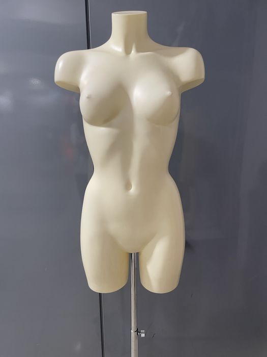 Manekin  z wysokiej jakosci tworzywa , uzywany  , stan idealny