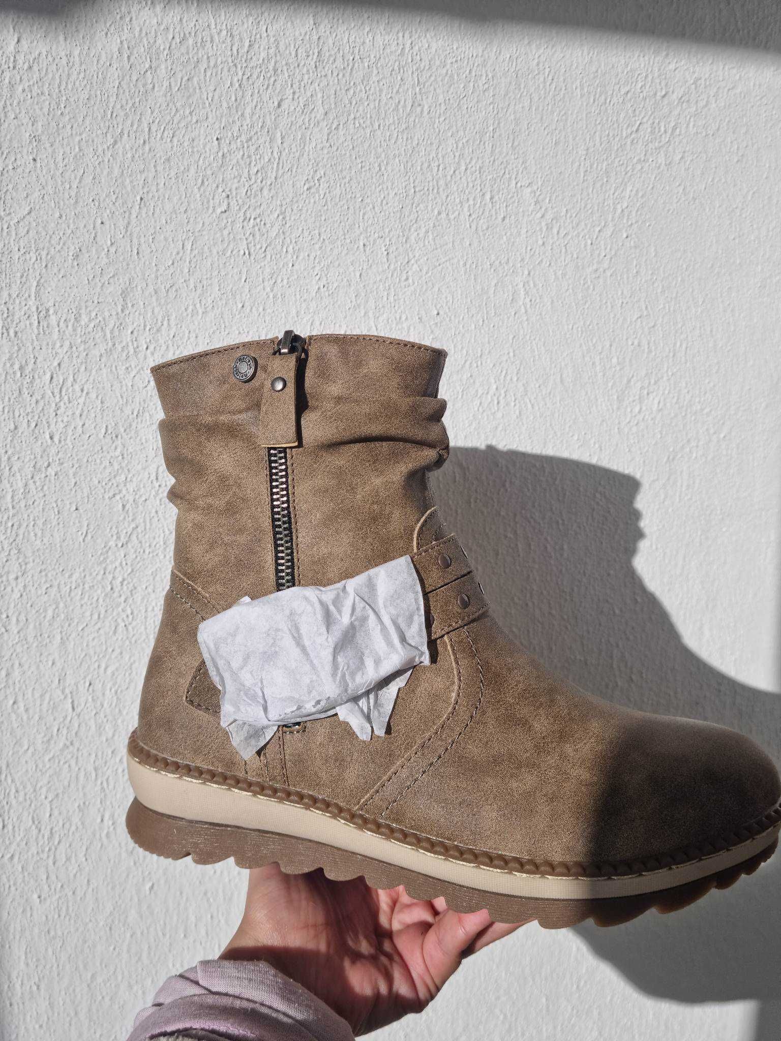 Botas, marca "Refresh Shoes", cor taupe.