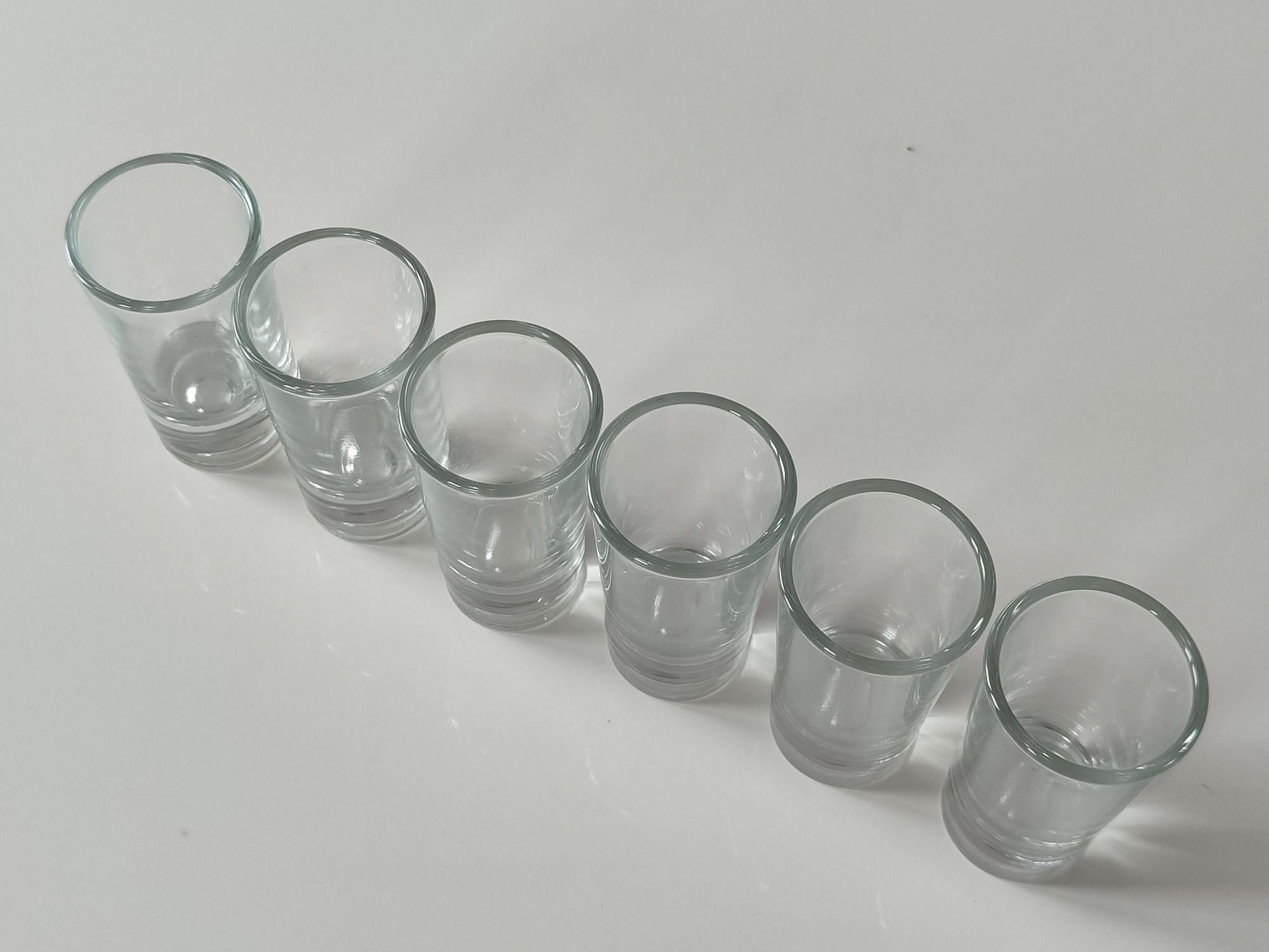 Zestaw bezbarwnych szklanych kieliszków do wódki
