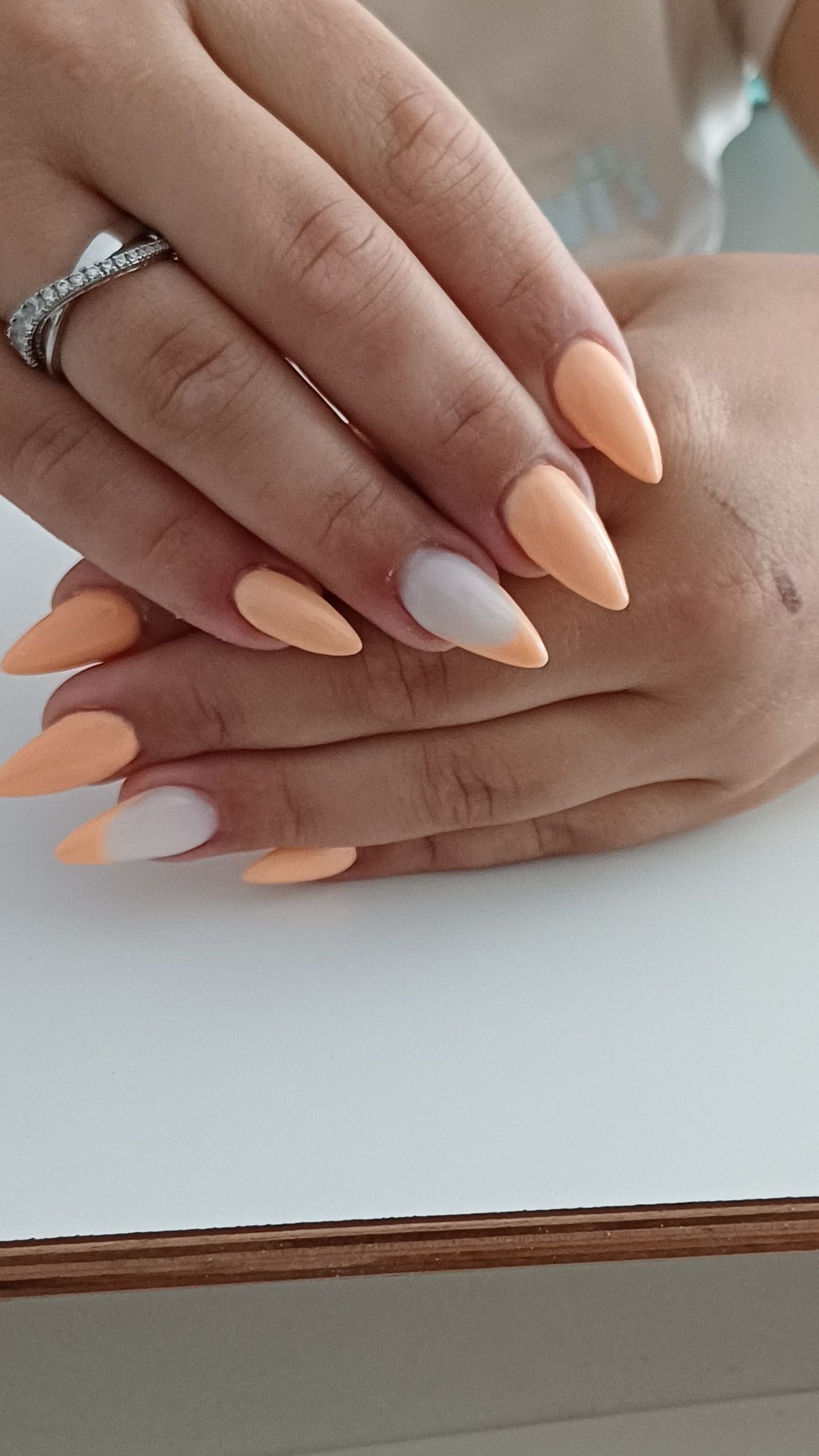 Unhas de gel , manicure e pedicure