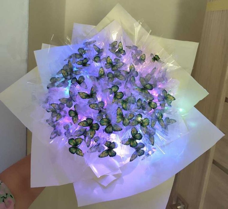 Букет з метеликів що світяться.