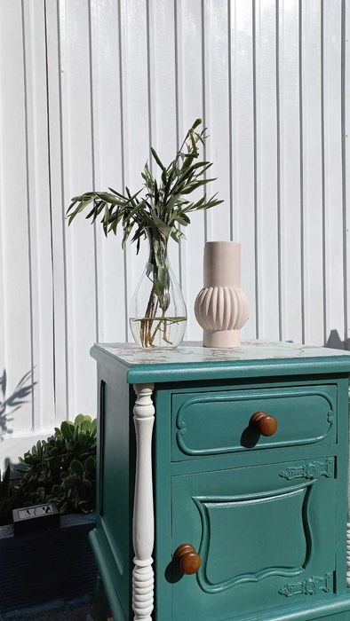 Mesa de cabeceira restaurada azul esverdeada com padrão floral