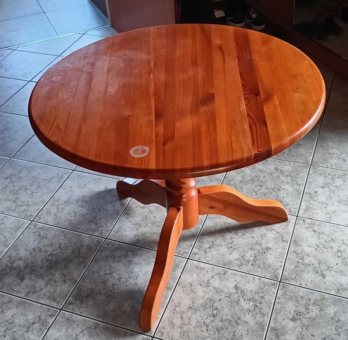 Okrągły drewniany stolik