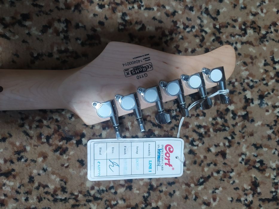 Продам электрогитара Корт 110 +микрофон