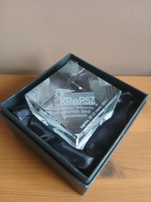 Szklane trofeum KRePSZ / statuetka szklana / pamiątki szklane