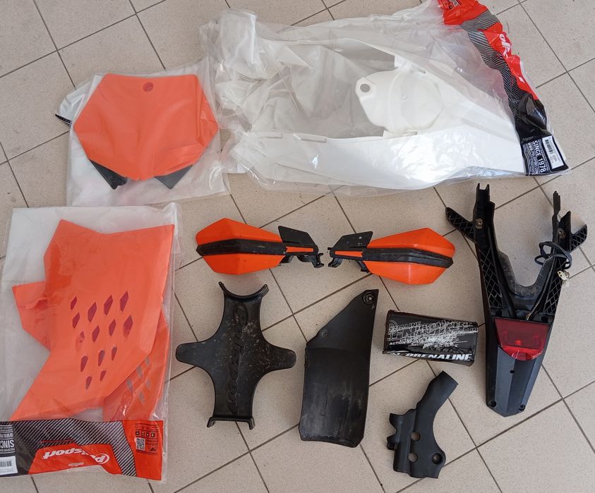 Plásticos e stop em led's KTM