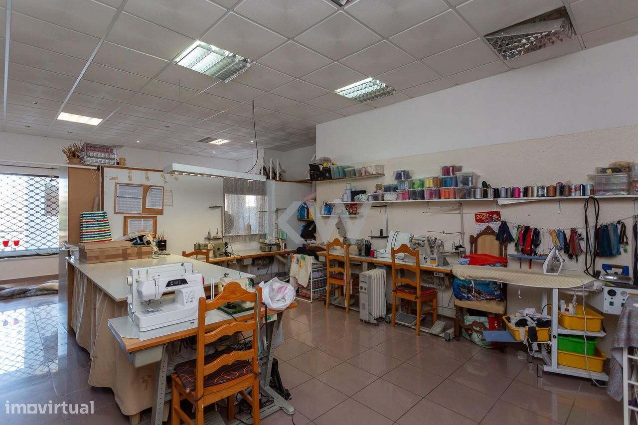 Espaço comercial de 70 m2 em Verderena, Barreiro – Disponível para ven