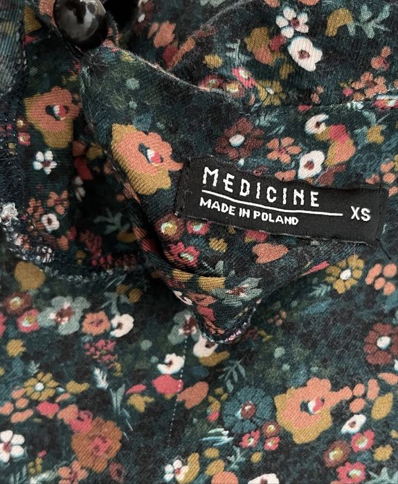 Luźna sukienka z falbaną w kwiaty Medicine XS S M