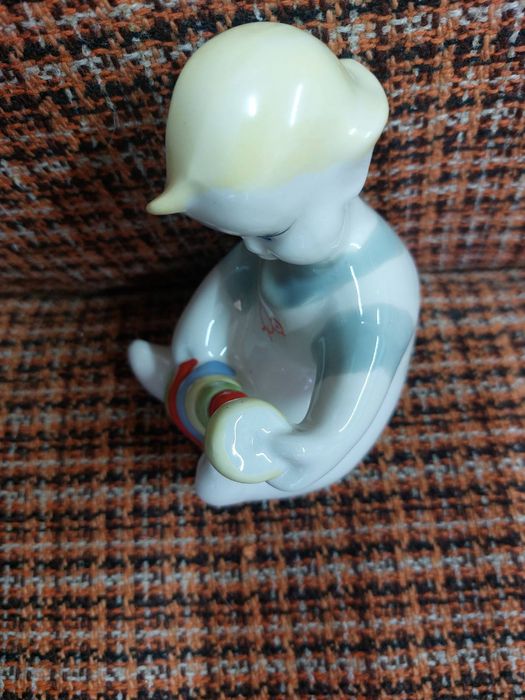 Статуэтка мальчик с пирамидой