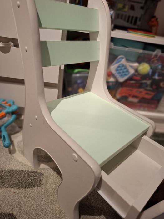 Drewniany stolik dla dzieci w kolorze miętowym