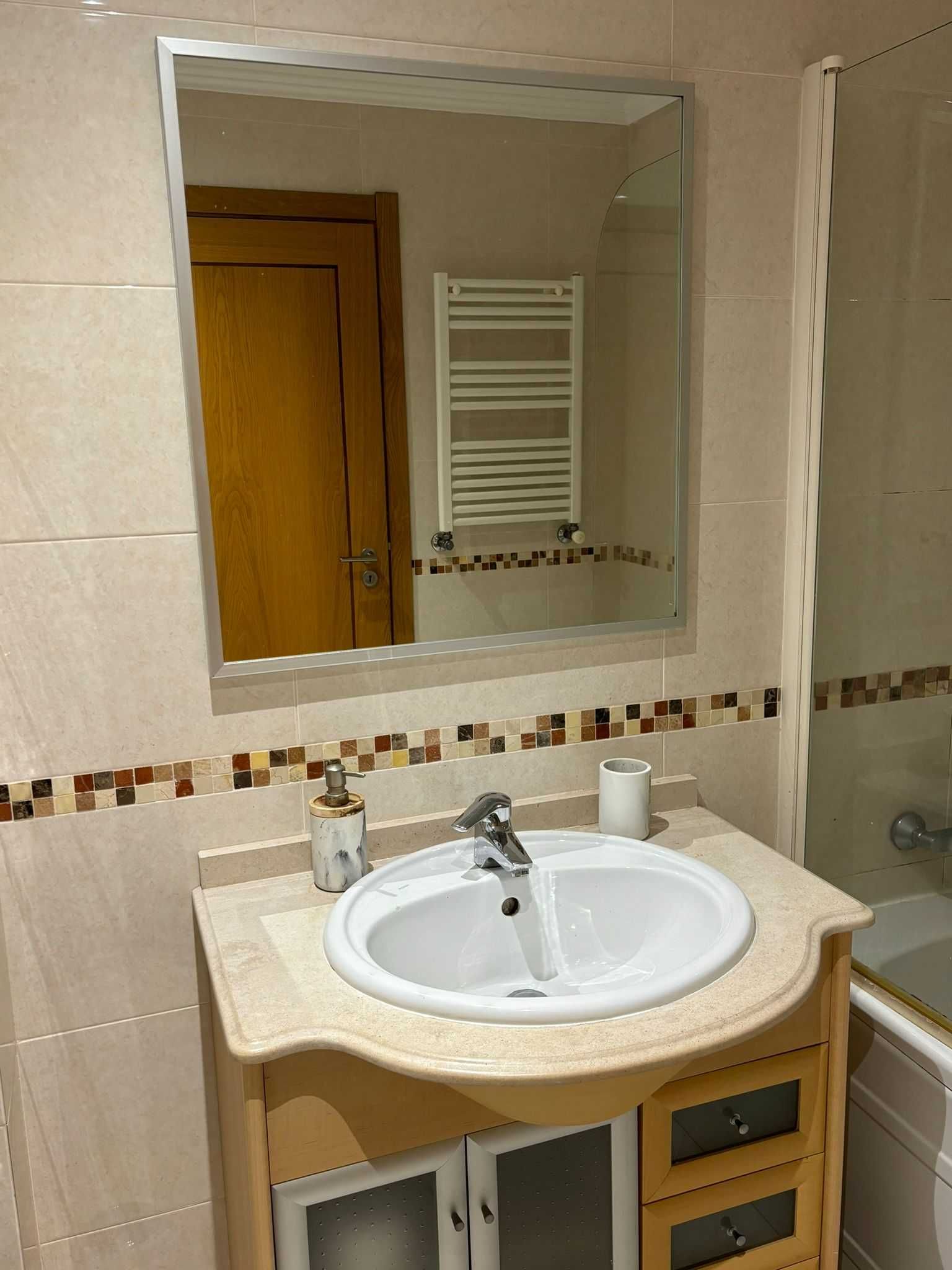 Móvel de casa de banho com lavatório