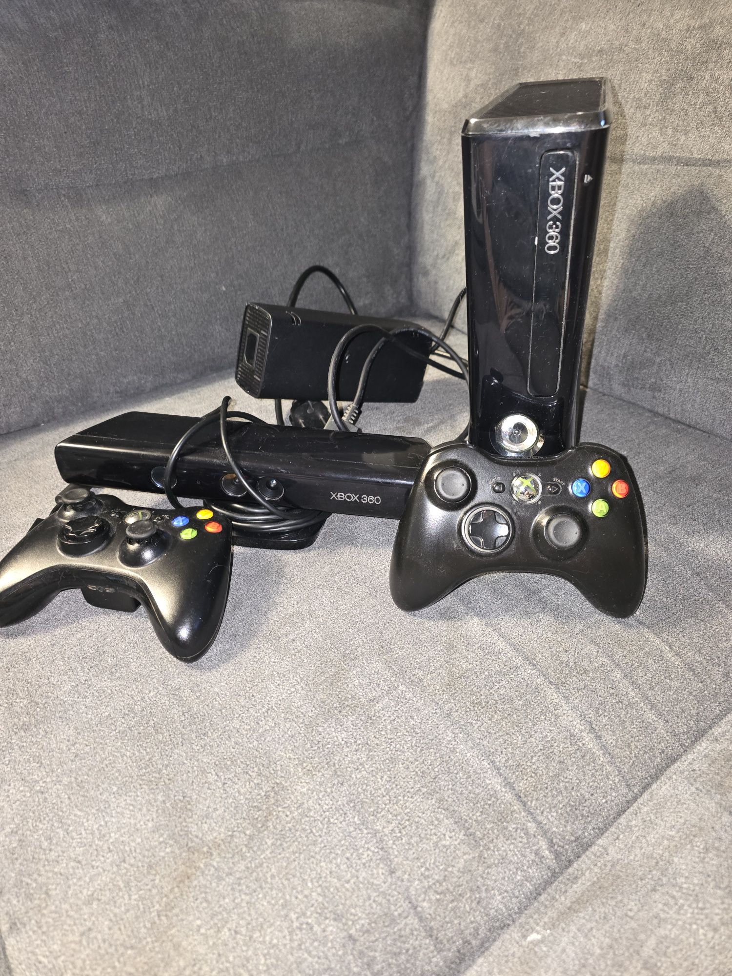 Xbox 360 z 2 padami i sensor kinect