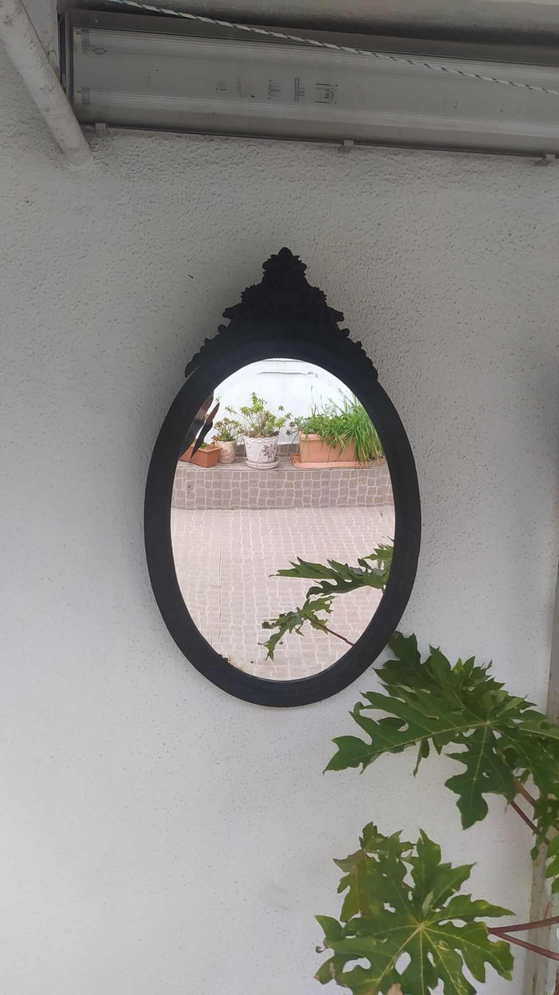 Espelho oval em Madeira