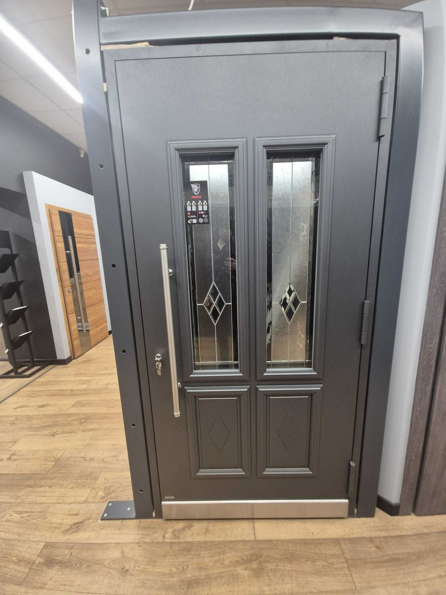 Drzwi klasyczne zewnętrzne Aluminiowe PIRNAR 90 Lewe z witrażem