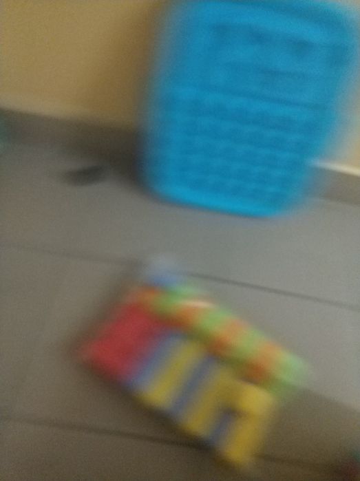 Kolorowe klocki  w skrzyni