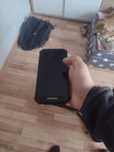 Telefon dodgee z pękniętym ekranem