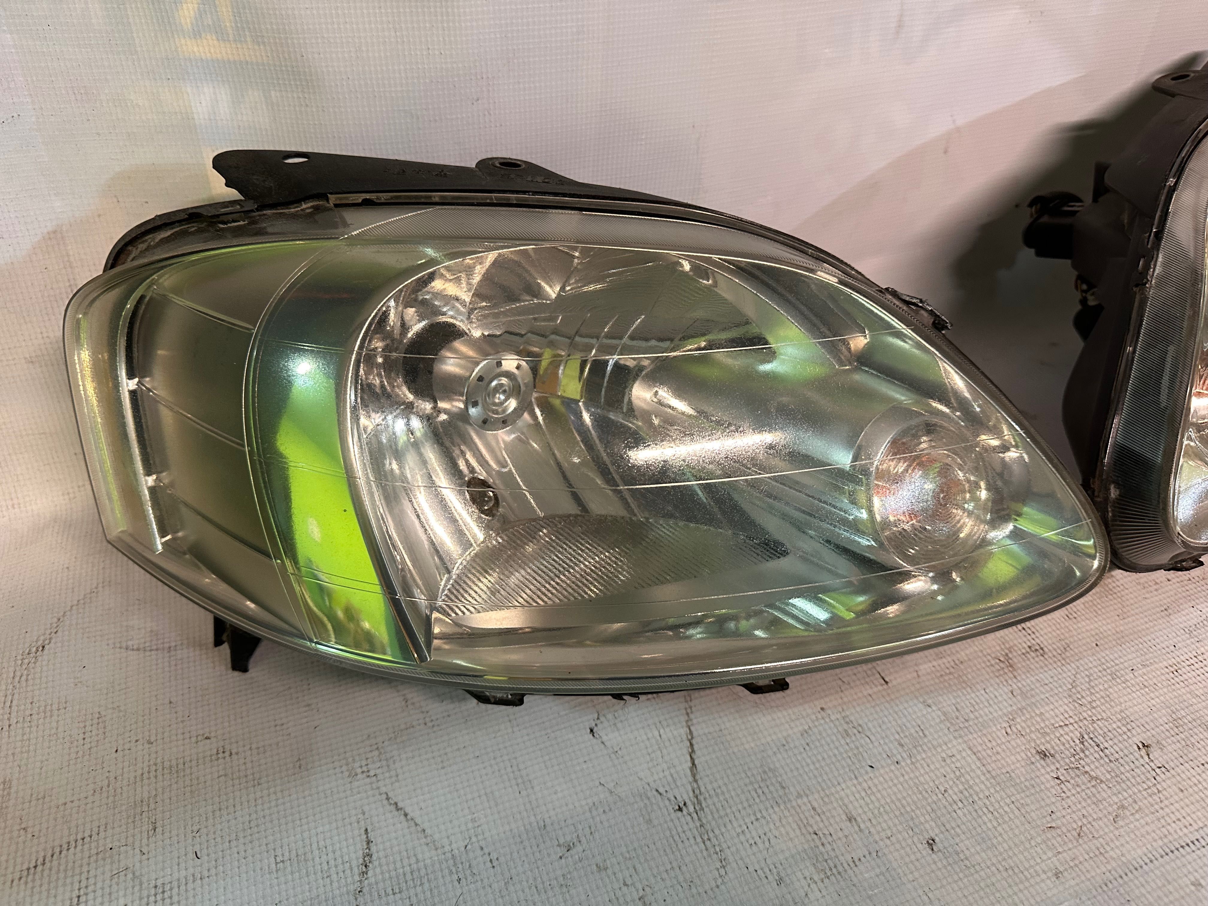 REFLEKTOR Lampa przednia lewa prawa Volkswagen Fox 03-14